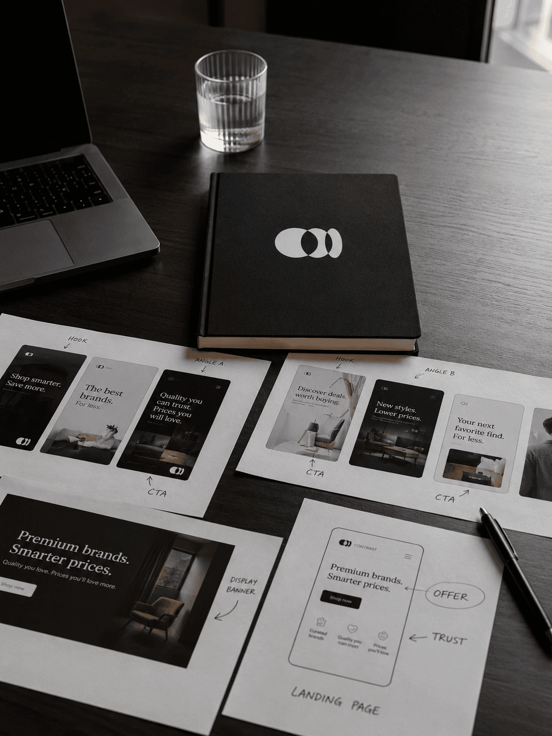 Maquettes de landing pages et carnet Contrast sur un bureau de travail.